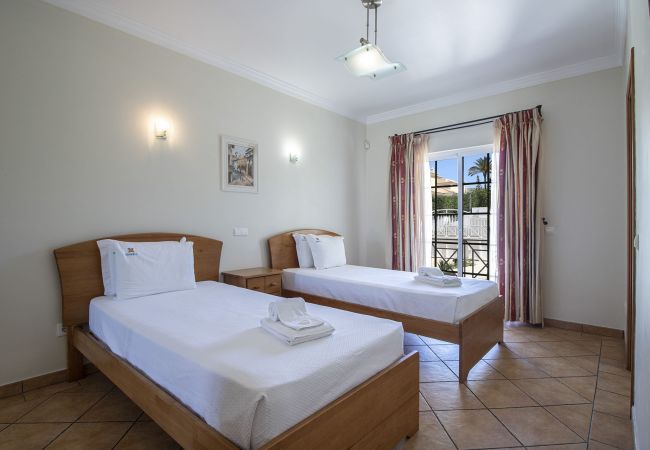 Villa en Albufeira - Villa Tulipa | 4 Dormitorios| Piscina Privada | Albufeira Villa en Albufeira - Villa Tulipa | 4 Dormitorios| Piscina Privada | Albufeira