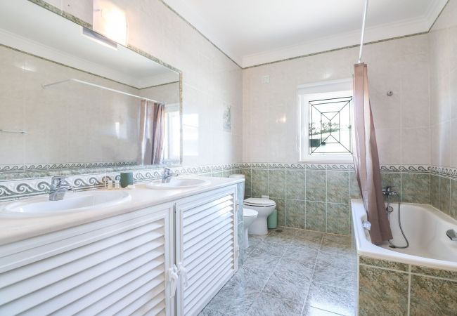 Villa en Albufeira - Villa Alfazema | 5 Dormitorios | Zona Tranquila | Albufeira Villa en Albufeira - Villa Alfazema | 5 Dormitorios | Zona Tranquila | Albufeira