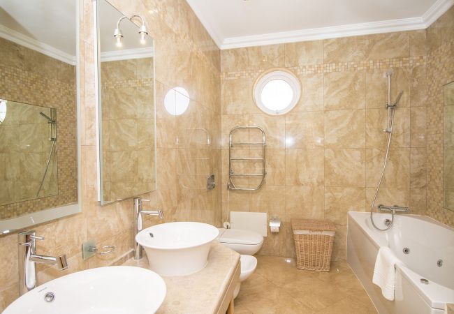 Villa à Vilamoura - Villa Hera | 6 Chambres | Jacuzzi Extérieur et Plus | Vilamoura Villa à Vilamoura - Villa Hera | 6 Chambres | Jacuzzi Extérieur et Plus | Vilamoura