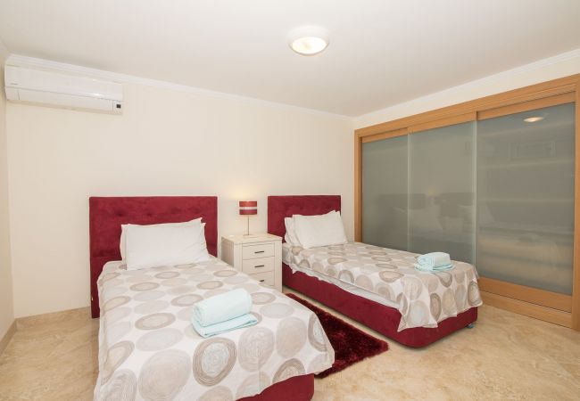 Villa à Vilamoura - Villa Hera | 6 Chambres | Jacuzzi Extérieur et Plus | Vilamoura Villa à Vilamoura - Villa Hera | 6 Chambres | Jacuzzi Extérieur et Plus | Vilamoura
