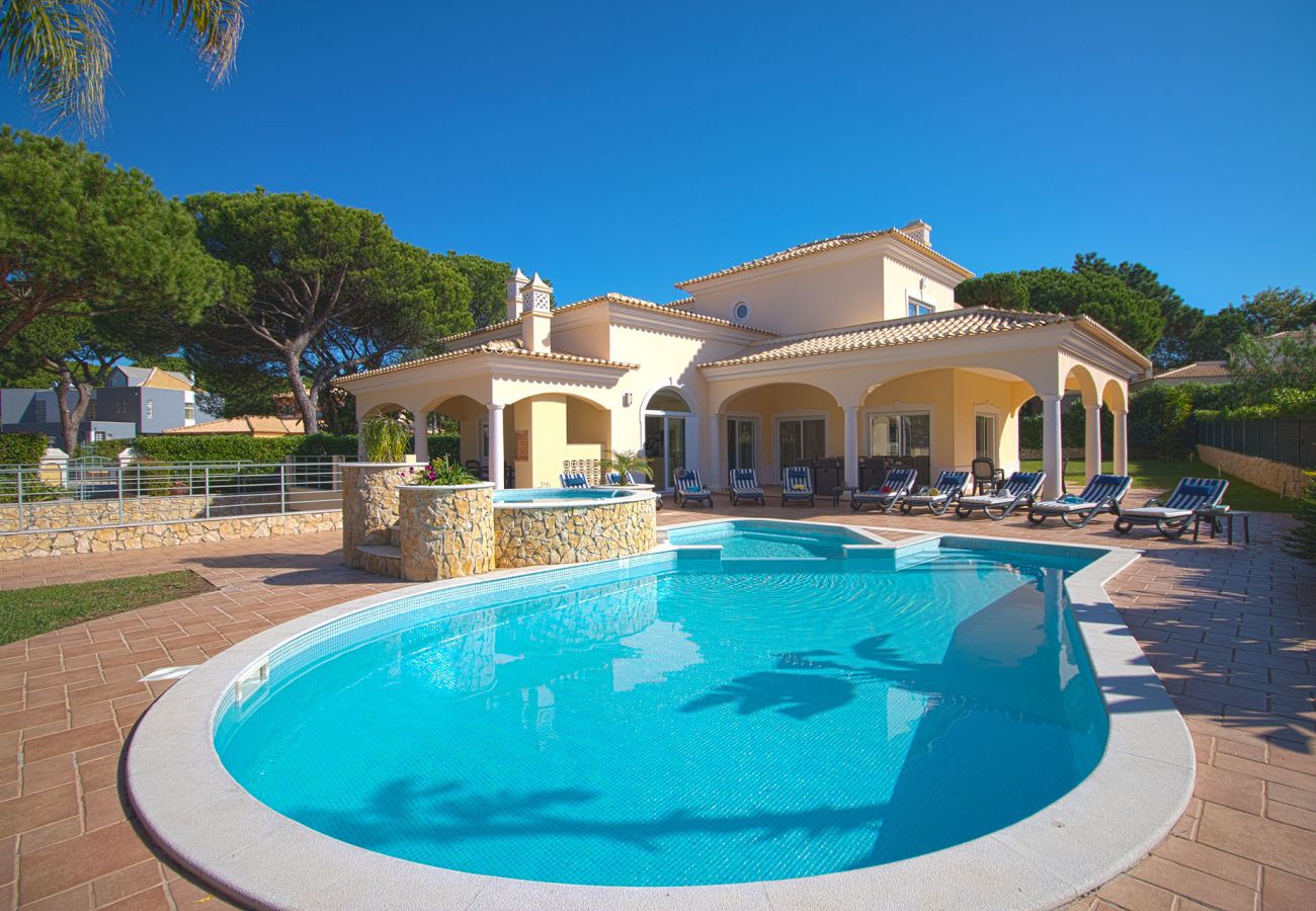 Villa à Vilamoura - Villa Hera | 6 Chambres | Jacuzzi Extérieur et Plus | Vilamoura