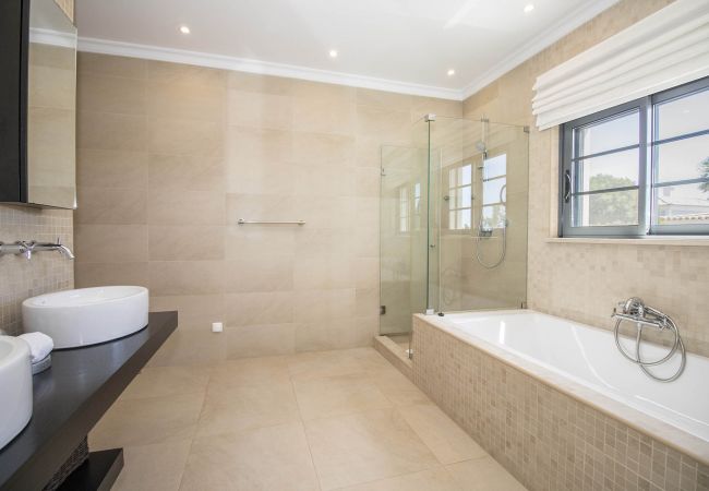 Villa à Almancil - Villa Esmeralda | 5 Chambres | Élégant | Almancil Villa à Almancil - Villa Esmeralda | 5 Chambres | Élégant | Almancil