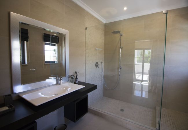 Villa à Almancil - Villa Esmeralda | 5 Chambres | Élégant | Almancil Villa à Almancil - Villa Esmeralda | 5 Chambres | Élégant | Almancil