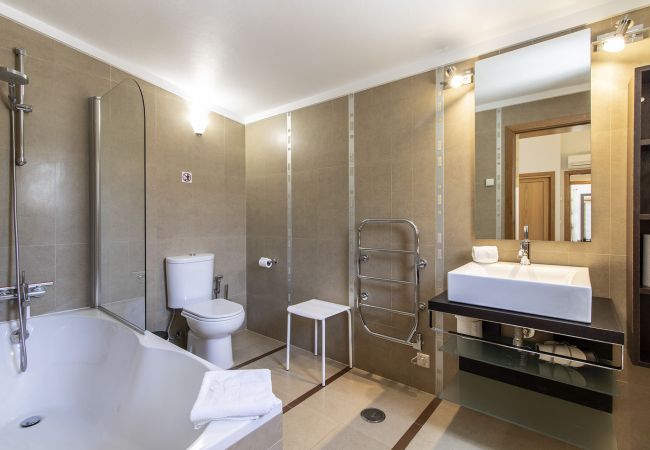 Villa à Loulé - Villa Vista | 4 Chambres | Belles Vues | Goldra Villa à Loulé - Villa Vista | 4 Chambres | Belles Vues | Goldra