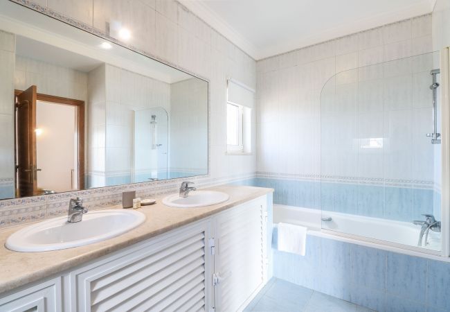 Villa à Albufeira - Villa Alfazema | 5 Chambres | Zone Tranquille | Albufeira Villa à Albufeira - Villa Alfazema | 5 Chambres | Zone Tranquille | Albufeira