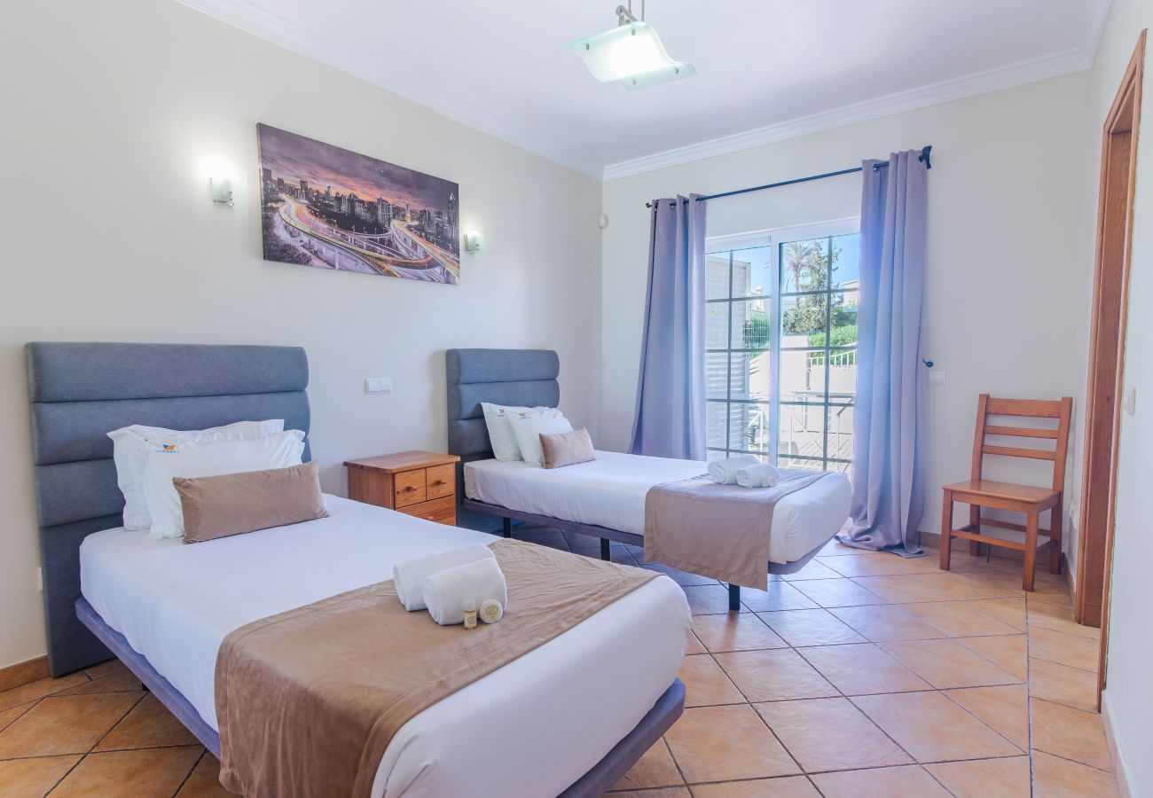 Villa in Albufeira - Villa Tulipa | 4 Bedrooms | Private Swimming Pool | Albufeira