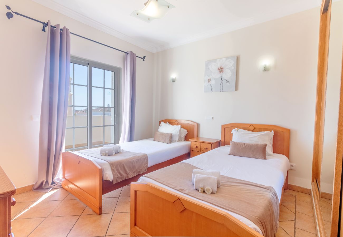 Villa in Albufeira - Villa Tulipa | 4 Bedrooms | Private Swimming Pool | Albufeira