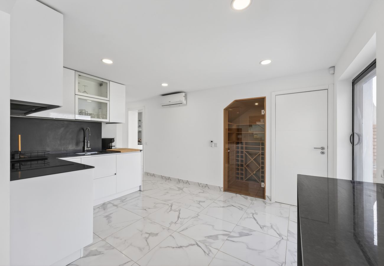 Villa in Guia - Villa Alegria | 10 pax | Jacuzzi | Salgados