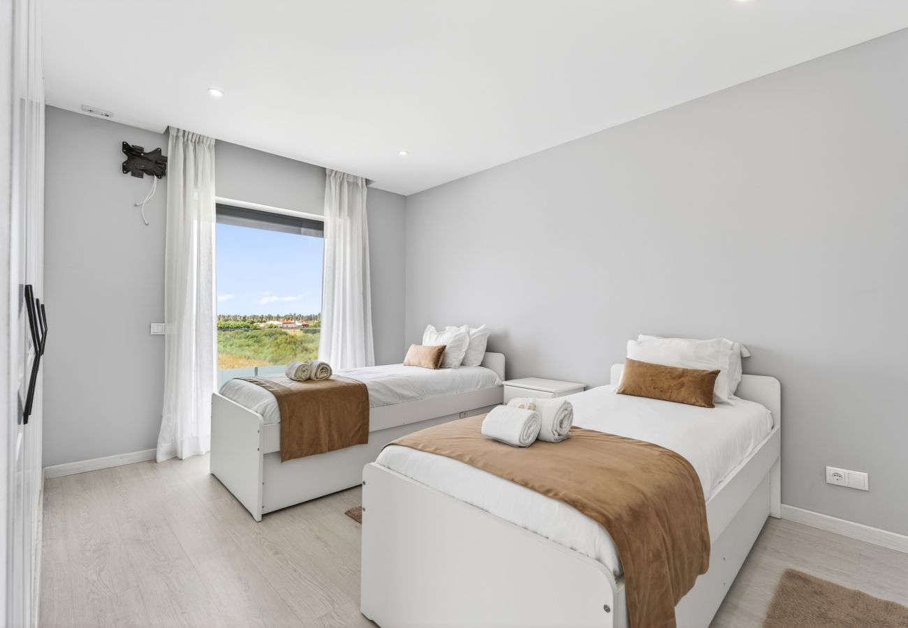 Villa in Guia - Villa Alegria | 10 pax | Jacuzzi | Salgados