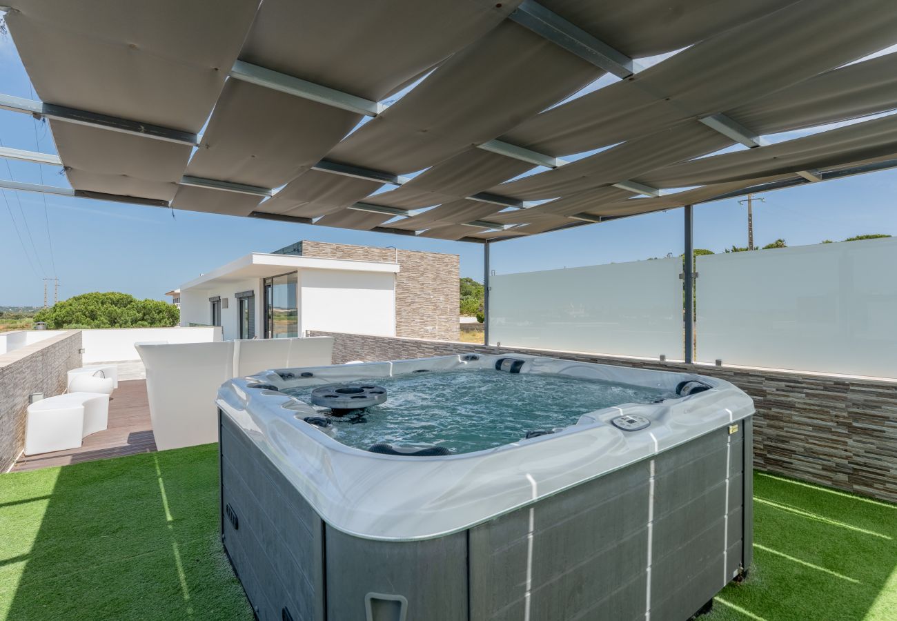 Villa em Guia - Villa Alegria | 10 pax | Jacuzzi | Salgados