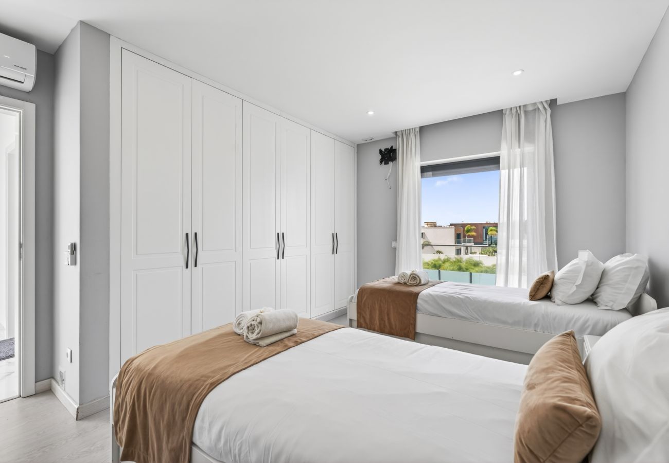 Villa em Guia - Villa Alegria | 10 pax | Jacuzzi | Salgados