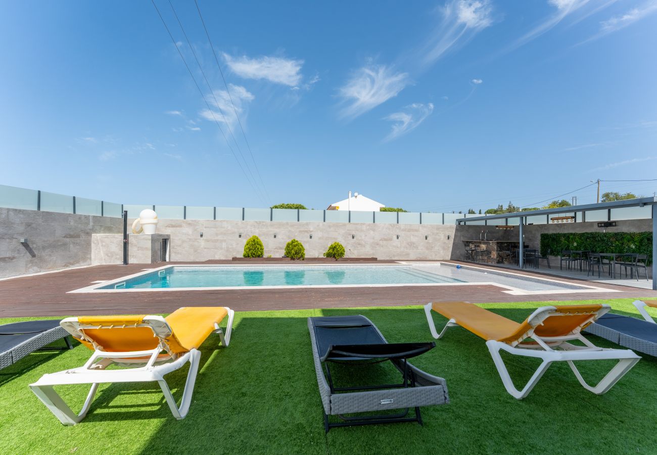 Villa em Guia - Villa Alegria | 10 pax | Jacuzzi | Salgados