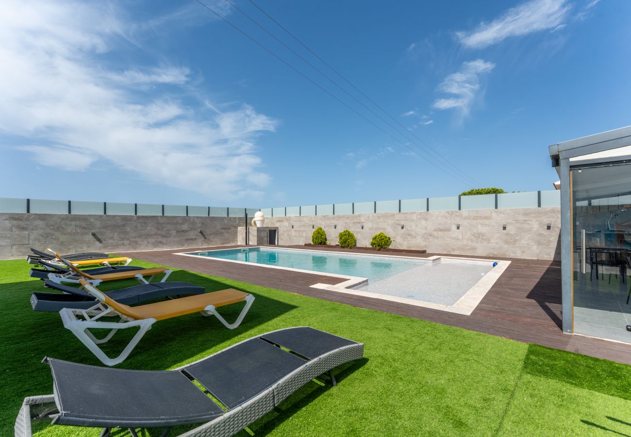 Villa em Guia - Villa Alegria | 10 pax | Jacuzzi | Salgados