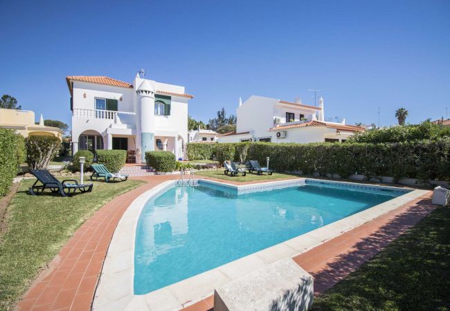 Villa em Vilamoura - Villa Jade | 4 Quartos | Piscina | Aldeia Velha | Vilamoura Villa em Vilamoura - Villa Jade | 4 Quartos | Piscina | Aldeia Velha | Vilamoura