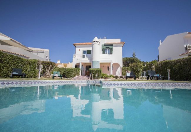 Villa em Vilamoura - Villa Jade | 4 Quartos | Piscina | Aldeia Velha | Vilamoura Villa em Vilamoura - Villa Jade | 4 Quartos | Piscina | Aldeia Velha | Vilamoura