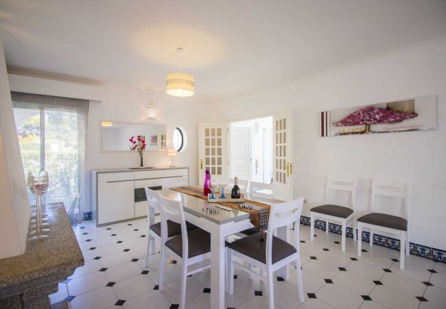 Villa em Vilamoura - Villa Jade | 4 Quartos | Piscina | Aldeia Velha | Vilamoura Villa em Vilamoura - Villa Jade | 4 Quartos | Piscina | Aldeia Velha | Vilamoura