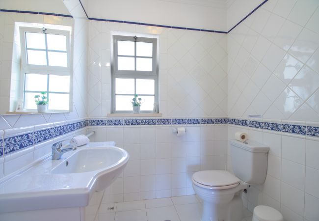 Villa em Galé - Villa Azul | 4 Quartos | Ao pé da praia | Galé Villa em Galé - Villa Azul | 4 Quartos | Ao pé da praia | Galé