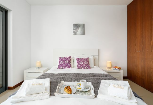 Apartamento em Lagos - Marina Village: Pool |Garage | Prime Location | AC Apartamento em Lagos - Marina Village: Pool |Garage | Prime Location | AC