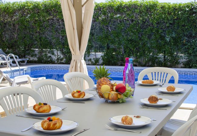 Villa in Albufeira - Villa Tulipa | 4 Bedrooms | Private Swimming Pool | Albufeira Villa in Albufeira - Villa Tulipa | 4 Bedrooms | Private Swimming Pool | Albufeira