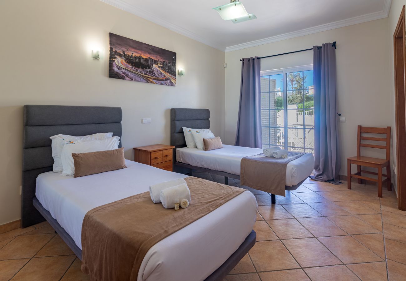 Villa in Albufeira - Villa Tulipa | 4 Bedrooms | Private Swimming Pool | Albufeira