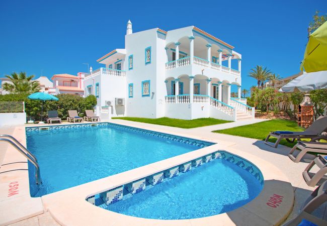 Villa/Dettached house in Galé - Villa Azul | 4 Bedrooms | Easy Walking to the Beach | Galé