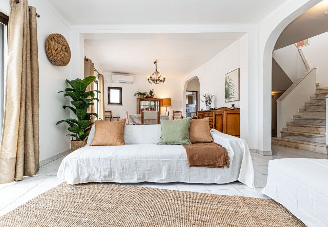 Villa/Dettached house in Porches - Casa do Vale | PET Friendly | Pool Lagoa Retreat