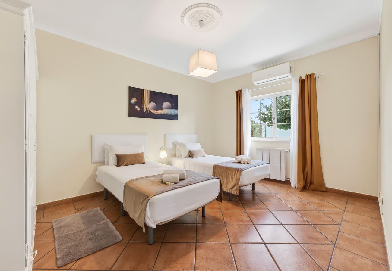 Villa in Albufeira - Villa Girassol | 5 Bedrooms | Central | Albufeira