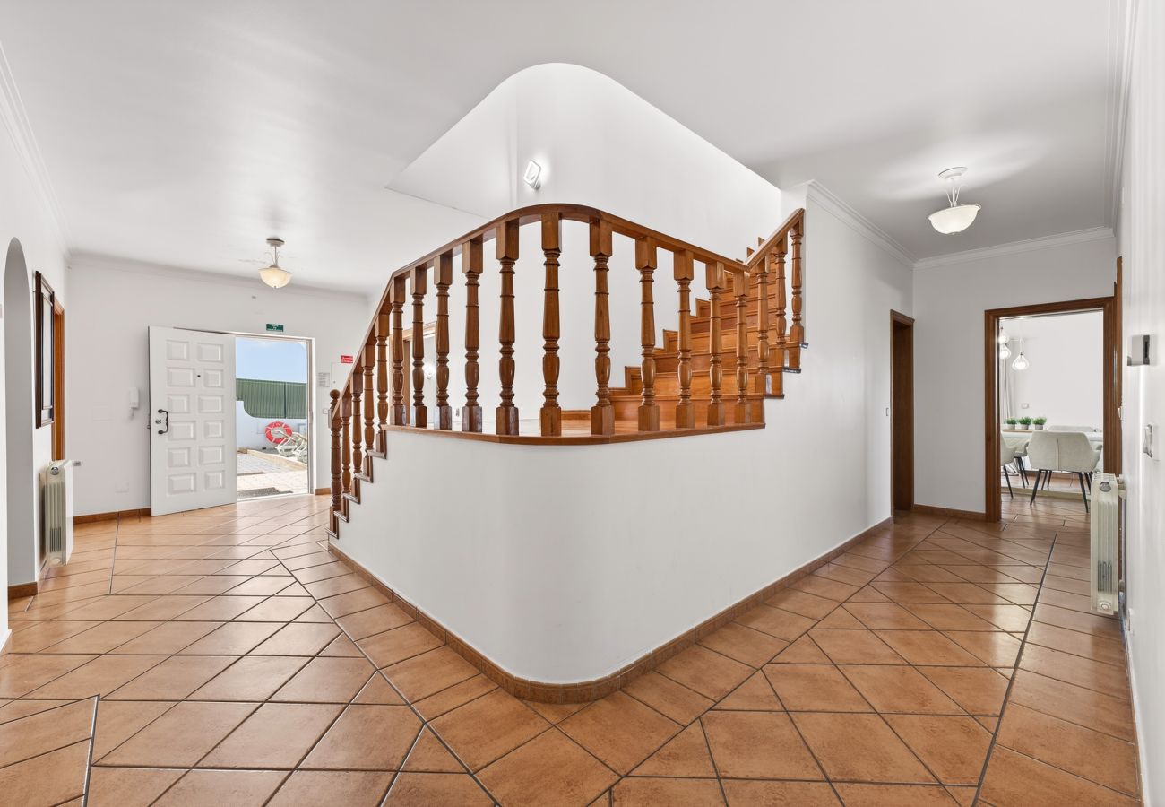 Villa in Albufeira - Villa Girassol | 5 Bedrooms | Central | Albufeira