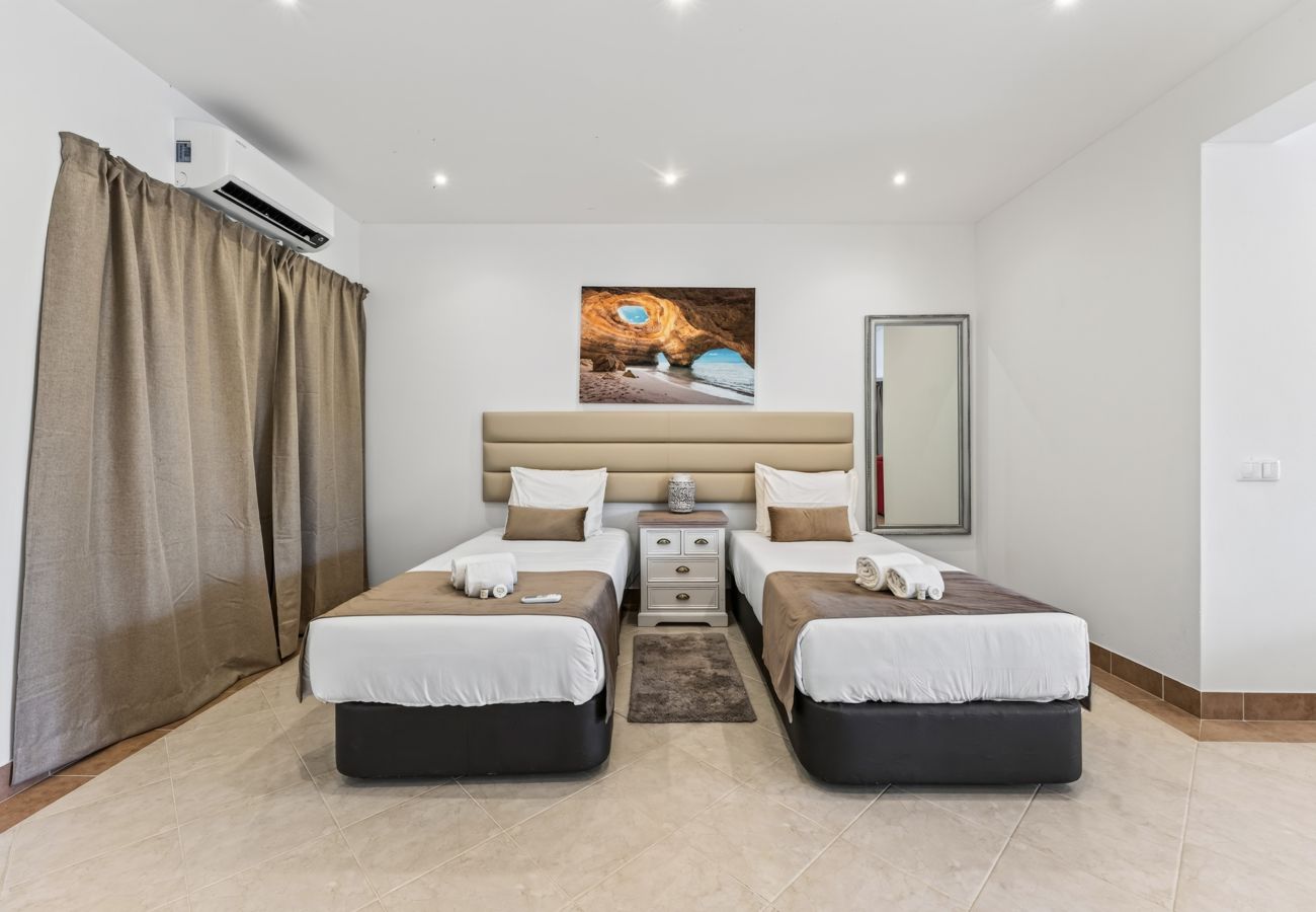 Villa in Lagoa - Quinta dos Loendros |  9 bedrooms | Carvoeiro | Jacuzzi